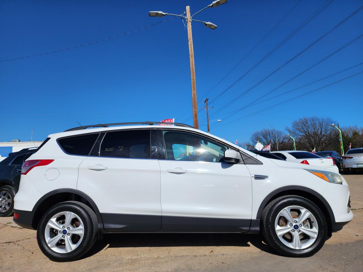 2016 WHITE Ford Escape SE (1FMCU9GX6GU) with an 1.6L L4 DOHC 16V engine, 6-Speed Automatic transmission, located at 2660 S.Garland Avenue, Garland, TX, 75041, (469) 298-3118, 32.885551, -96.655602 - Welcome to DallasAutos4Less, one of the Premier BUY HERE PAY HERE Dealers in the North Dallas Area. We specialize in financing to people with NO CREDIT or BAD CREDIT. We need proof of income, proof of residence, and a ID. Come buy your new car from us today!! This is a Super Clean 2016 FORD ESCAP - Photo#2